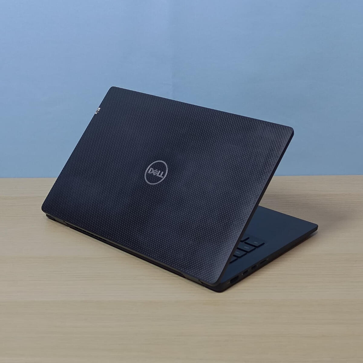 Dell Latitude 7410 Belakang Kiri Butik Laptop